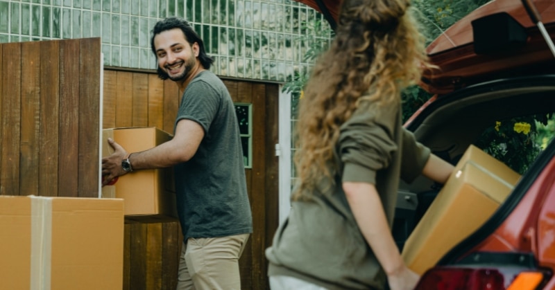 טכנאי מחשבים מתקן נזק לפטופ במשרדו
