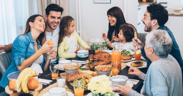 פינת אוכל שגורמת לארוחות משפחתיות להרגיש כמו חגיגה